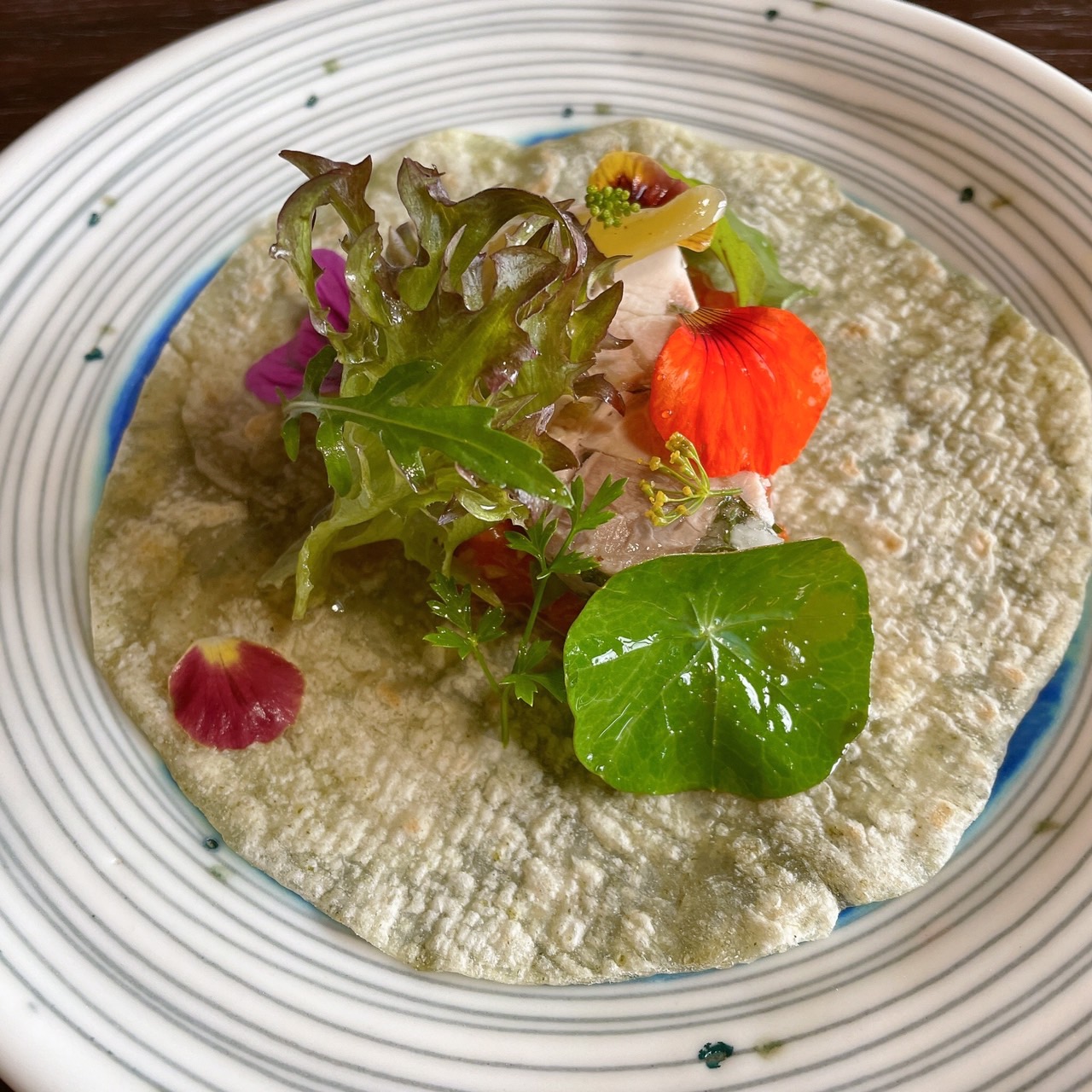 夏野菜のラタトゥイユと自家製ハムのタコス風サラダ<br />（コース料理内の1品）